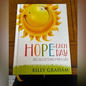 Hope for Each Day: 365 Devotions for‎ Kids 2017